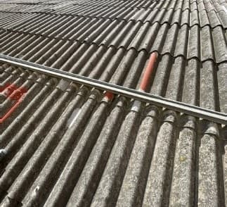 Inspecció visual d'una coberta d'amiant-ciment en entorn urbà