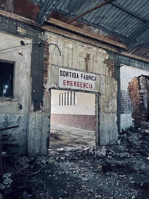 Sortida d'emergència d'una antiga fàbrica durant els treballs d'enderroc