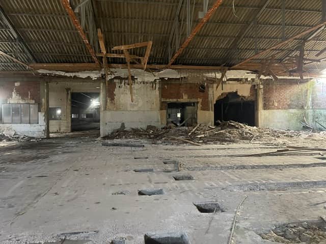 Interior d'una nau industrial durant el seu enderroc