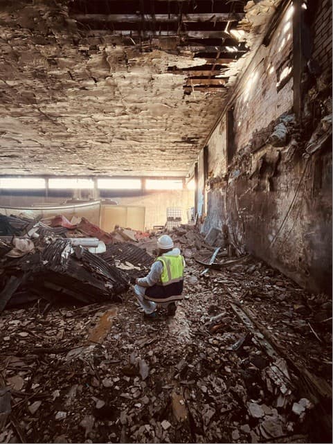 Tècnica inspeccionant l'interior d'una nau en enderroc