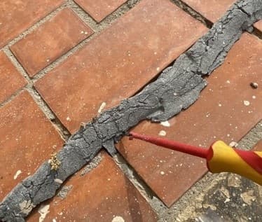 Mostreig de junta bituminosa al paviment d'una terrassa