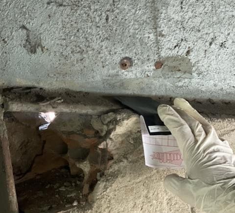 Presa de mostra de pols de superfície sobre una biga