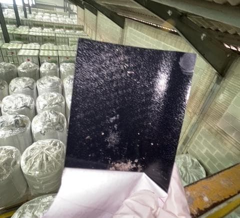 Recollida de mostra de pols de superfície en una nau industrial