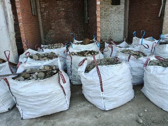Big bags amb residus condicionats a l'obra a l'espera de la retirada