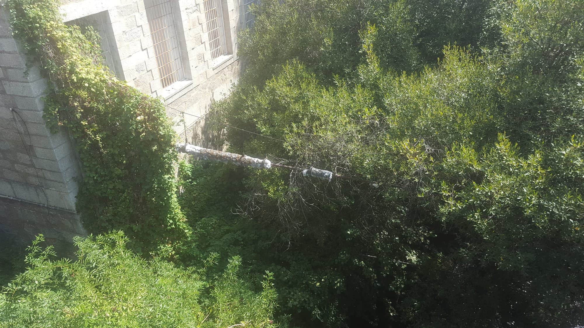 Canonada calorifugada amb amiant localitzada a l'exterior d'un edifici antic