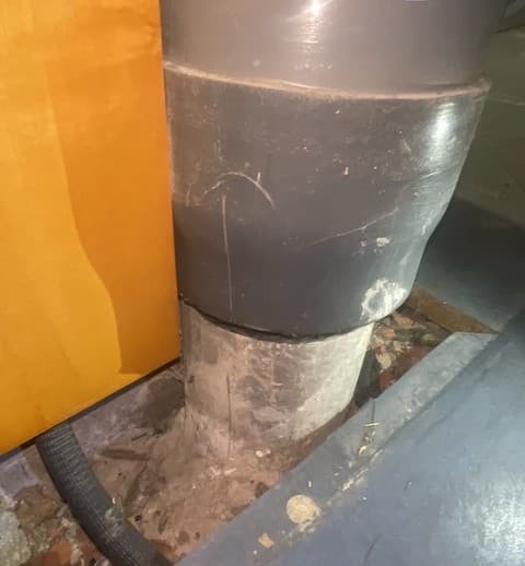 Canonada de PVC que continua en un tram d'amiant-ciment